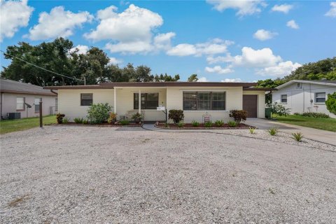 Villa ou maison à vendre à Winter Haven, Floride: 3 chambres, 115.29 m2 № 1381489 - photo 1