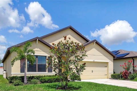 House in Port St. Lucie, Florida 4 bedrooms, 169.73 sq.m. № 1374305 - photo 1