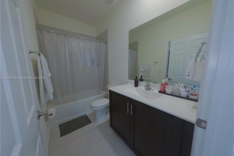 House in Hialeah, Florida 3 bedrooms, 123.75 sq.m. № 1293218 - photo 13