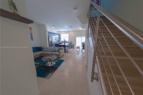 Casa en venta en Hialeah, Florida, 3 dormitorios, 123.75 m2 № 1293218 - foto 3