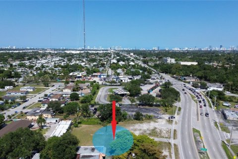 Commercial property in West Park, Florida № 496449 - photo 1