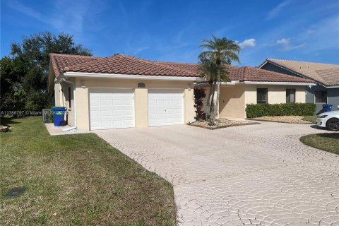House in Coral Springs, Florida 5 bedrooms, 200.85 sq.m. № 496450 - photo 2