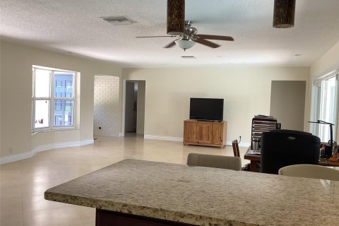 House in Fort Lauderdale, Florida 4 bedrooms, 166.67 sq.m. № 1155705 - photo 11