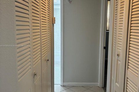 Condo in North Lauderdale, Florida, 2 bedrooms  № 1406115 - photo 12