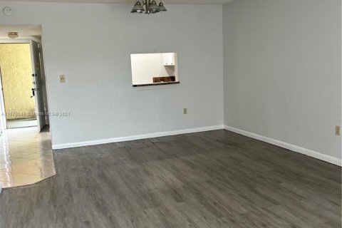 Condo in North Lauderdale, Florida, 2 bedrooms  № 1406115 - photo 2