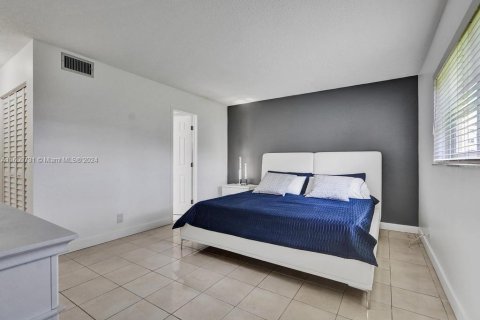 Condo in Dania Beach, Florida, 2 bedrooms  № 1232089 - photo 10