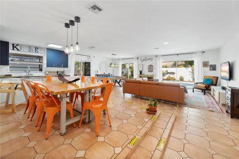 House in Miami, Florida 4 bedrooms, 143.26 sq.m. № 1230746 - photo 19