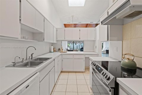 Touwnhouse à vendre à Hallandale Beach, Floride: 2 chambres, 156.08 m2 № 1378759 - photo 12