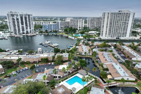 Adosado en venta en Hallandale Beach, Florida, 2 dormitorios, 156.08 m2 № 1378759 - foto 27