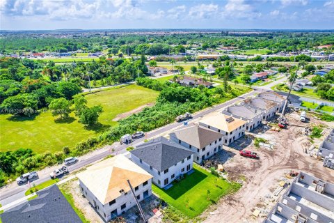 Townhouse in Homestead, Florida 5 bedrooms, 321.72 sq.m. № 1428154 - photo 9