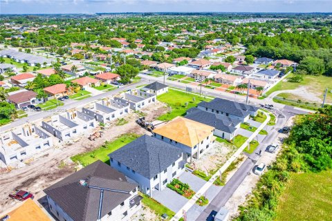 Townhouse in Homestead, Florida 5 bedrooms, 321.72 sq.m. № 1428154 - photo 11