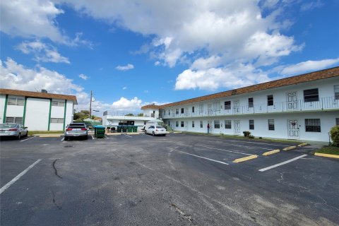 Condo in Hollywood, Florida, 1 bedroom  № 993978 - photo 17