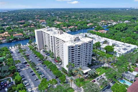 Condo in Coral Gables, Florida, 2 bedrooms  № 1332622 - photo 1