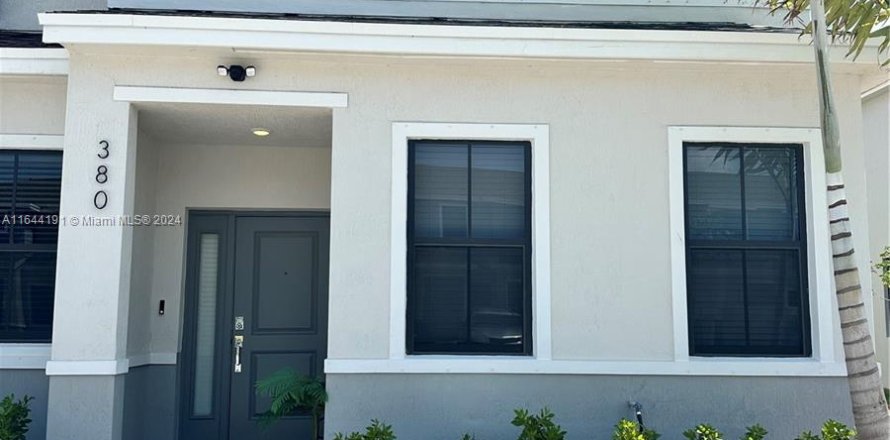 Townhouse in Florida City, Florida 3 bedrooms, 133.78 sq.m. № 1329116