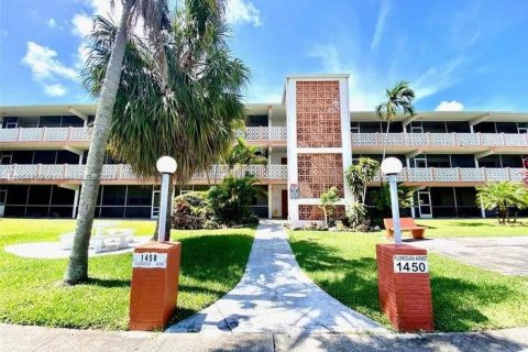 Condo in North Miami Beach, Florida, 2 bedrooms  № 1383540 - photo 1