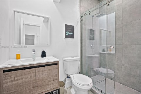 Immobilier commercial à vendre à Miami, Floride: 141.21 m2 № 1383582 - photo 4