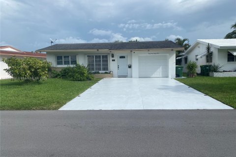 House in Tamarac, Florida 2 bedrooms, 107.95 sq.m. № 1383581 - photo 3