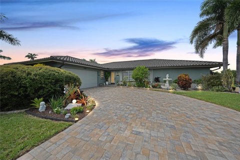 Villa ou maison à vendre à Punta Gorda, Floride: 3 chambres, 214.05 m2 № 790091 - photo 1