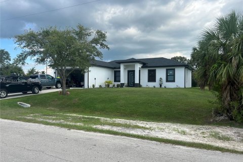 House in Lehigh Acres, Florida 4 bedrooms № 735229 - photo 4
