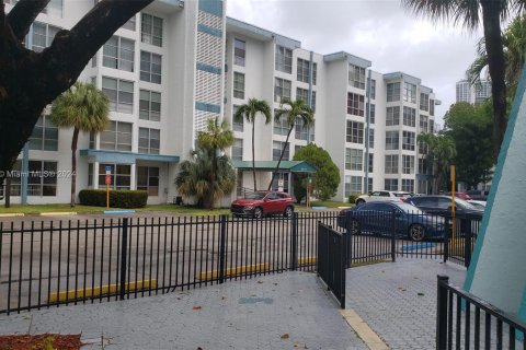 Condo in Sunny Isles Beach, Florida, 1 bedroom  № 1155156 - photo 1