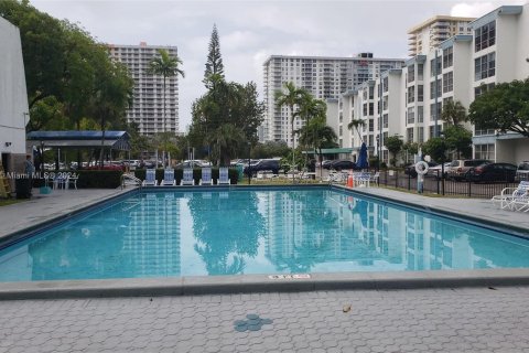 Condo in Sunny Isles Beach, Florida, 1 bedroom  № 1155156 - photo 2