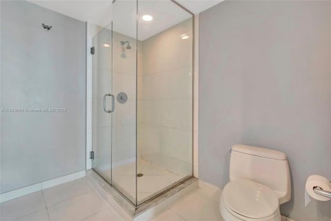 Condo in Miami, Florida, 2 bedrooms  № 1419779 - photo 16