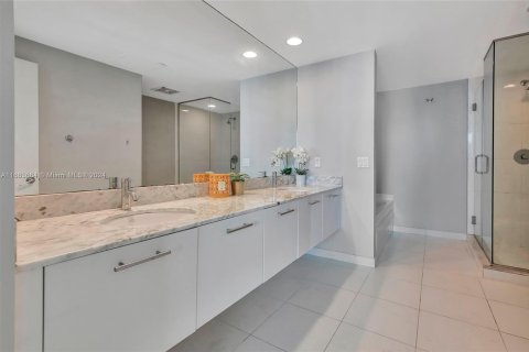 Condo in Miami, Florida, 2 bedrooms  № 1419779 - photo 15