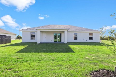 House in Cape Coral, Florida 4 bedrooms, 164.16 sq.m. № 1348297 - photo 26