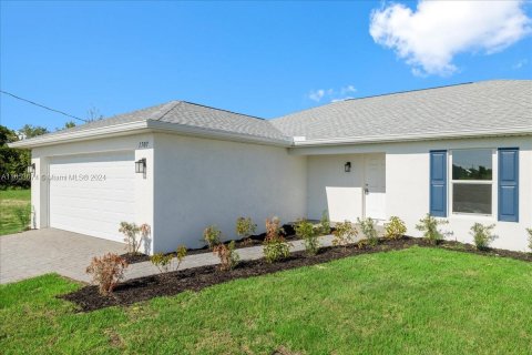 House in Cape Coral, Florida 4 bedrooms, 164.16 sq.m. № 1348297 - photo 2