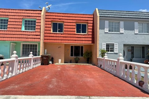 Townhouse in Hialeah, Florida 3 bedrooms, 157.19 sq.m. № 1129232 - photo 1
