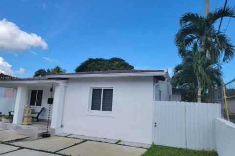 House in Miami, Florida 3 bedrooms, 136.1 sq.m. № 1383525 - photo 2