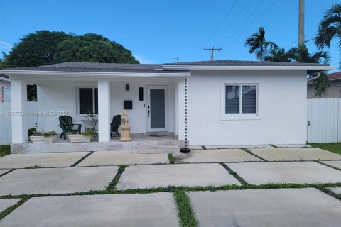 Casa en venta en Miami, Florida, 3 dormitorios, 136.1 m2 № 1383525 - foto 1