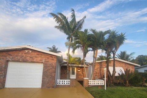 House in North Lauderdale, Florida 3 bedrooms, 139.07 sq.m. № 1138450 - photo 1