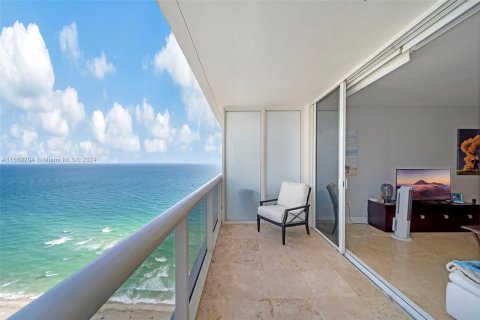 Condo in Hallandale Beach, Florida, 1 bedroom  № 1346033 - photo 24