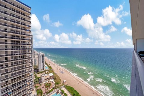 Condo in Hallandale Beach, Florida, 1 bedroom  № 1346033 - photo 30