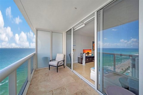 Condo in Hallandale Beach, Florida, 1 bedroom  № 1346033 - photo 27