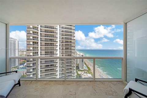 Condo in Hallandale Beach, Florida, 1 bedroom  № 1346033 - photo 20