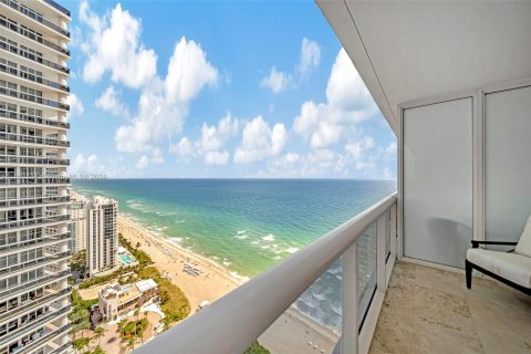 Condo in Hallandale Beach, Florida, 1 bedroom  № 1346033 - photo 25