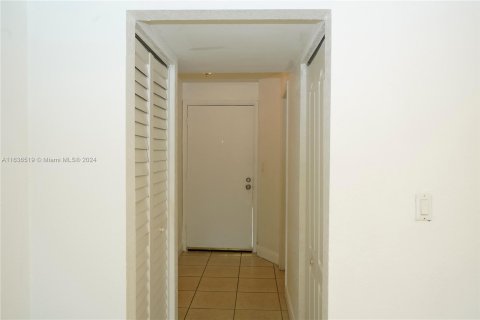 Condo in Sunrise, Florida, 2 bedrooms  № 1306114 - photo 17