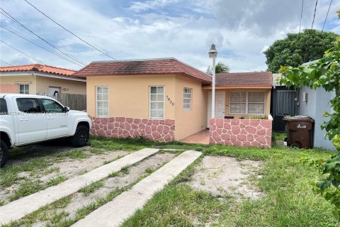 House in Hialeah, Florida 3 bedrooms, 106.93 sq.m. № 1305983 - photo 2