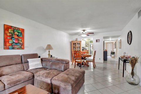 Copropriété à vendre à Pembroke Pines, Floride: 2 chambres, 110.55 m2 № 1173522 - photo 16