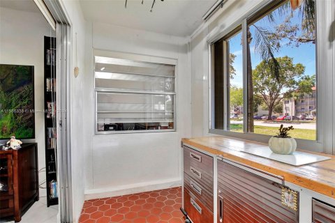 Condo in Pembroke Pines, Florida, 2 bedrooms  № 1173522 - photo 21