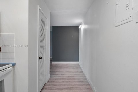 Condominio en venta en Wilton Manors, Florida, 1 dormitorio, 69.68 m2 № 1081316 - foto 11