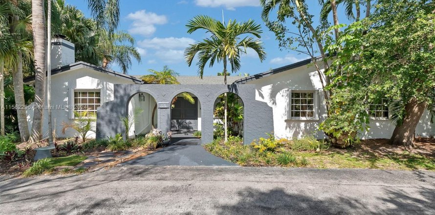 House in Coral Gables, Florida 4 bedrooms, 210.7 sq.m. № 1161185