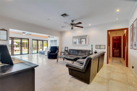 House in Coral Gables, Florida 4 bedrooms, 210.7 sq.m. № 1161185 - photo 3