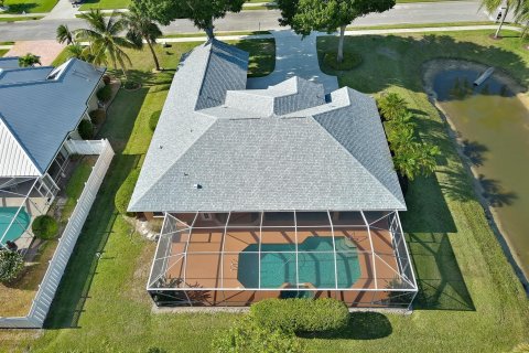 House in Vero Beach, Florida 3 bedrooms, 220.46 sq.m. № 1161999 - photo 8