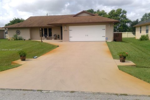 House in Port St. Lucie, Florida 3 bedrooms, 154.96 sq.m. № 1355015 - photo 1