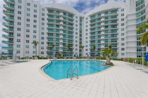 Condominio en alquiler en North Bay Village, Florida, 2 dormitorios, 116.22 m2 № 1355016 - foto 24