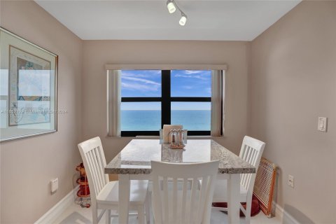 Condo in Hollywood, Florida, 3 bedrooms  № 1348040 - photo 15