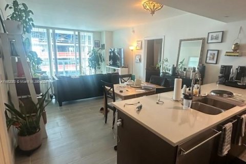 Condominio en alquiler en Miami, Florida, 2 dormitorios, 103.21 m2 № 1348039 - foto 1